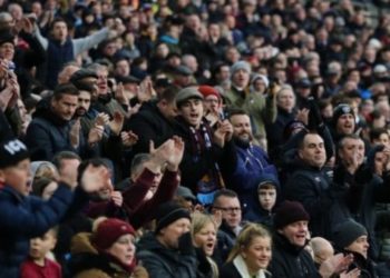 Premierliga rikthen tifozët në stadiume në maj