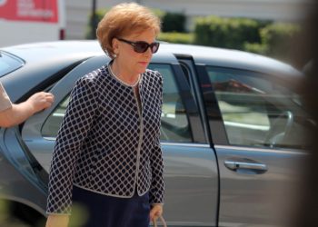 Ish-ministrja humbet bashkëshortin nga Covid