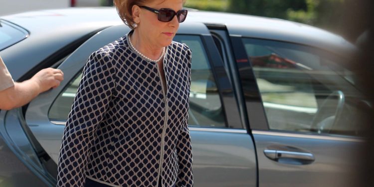 Ish-ministrja humbet bashkëshortin nga Covid