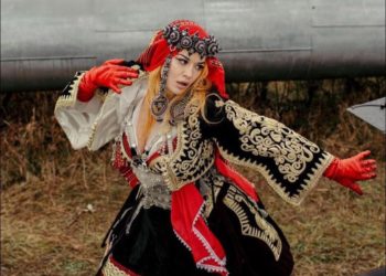 VIDEO/ Rita Ora nxjerr këngën e re, por plas debati për veshjen: Shqiptare apo bullgare?