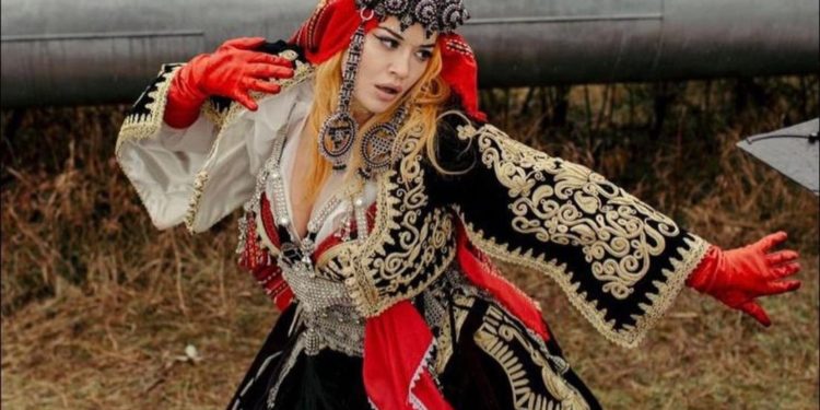 VIDEO/ Rita Ora nxjerr këngën e re, por plas debati për veshjen: Shqiptare apo bullgare?