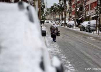 Dëbora zbardh rrugët, por jo politikën