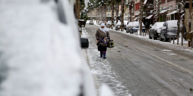 Dëbora zbardh rrugët, por jo politikën