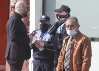 Prezantuesi shqiptar kapet në rrugë pa maskë, policia e ndalon për gjobë