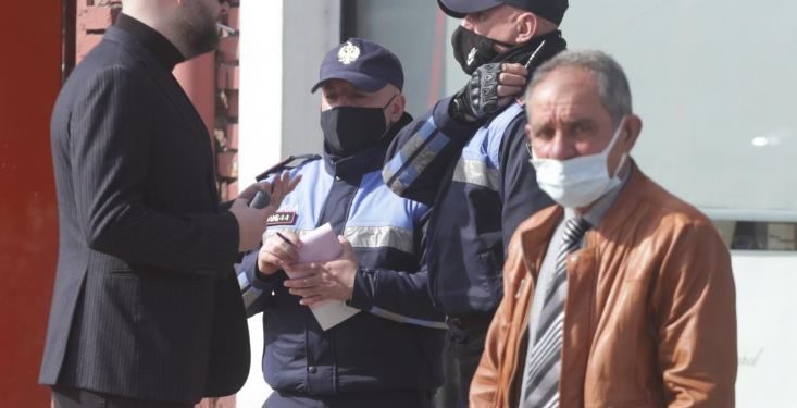 Prezantuesi shqiptar kapet në rrugë pa maskë, policia e ndalon për gjobë