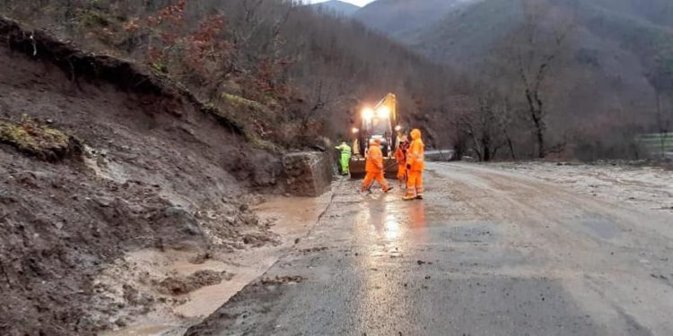 Shira të dendur dhe rrëshqitje dherash, ARRSH: Si paraqitet situata në rrugë, ja ku duhet pasur kujdes