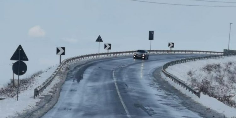 ‘Ngrin’ Shqipëria, ja rrugët ku duhet të kaloni me zinxhirë