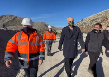 Rama viziton kantieret e akseve Tepelenë-Lekdush dhe Gusmar-Kuç: Drejt përfundimit!