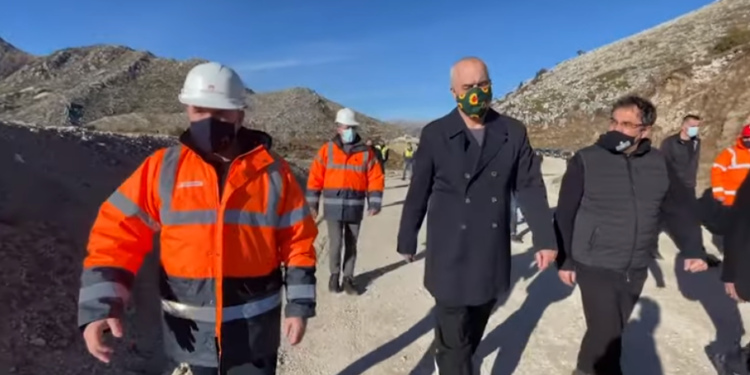 Rama viziton kantieret e akseve Tepelenë-Lekdush dhe Gusmar-Kuç: Drejt përfundimit!