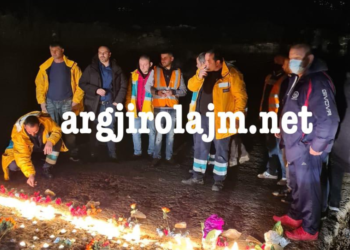 Prekëse/ Kolegët ndezin qirinj në kujtim të dy elektriçistëve në Gjirokastër (FOTO)