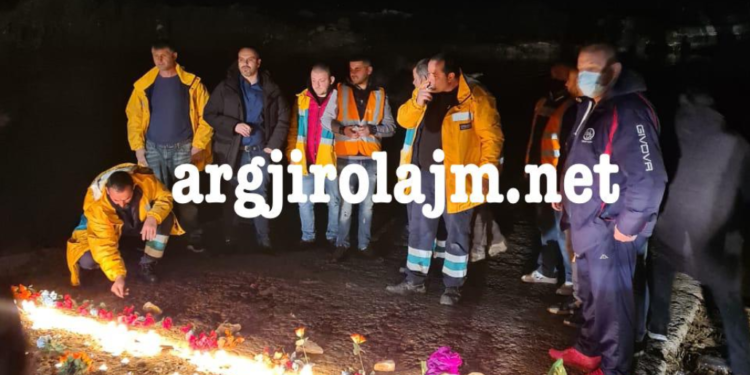 Prekëse/ Kolegët ndezin qirinj në kujtim të dy elektriçistëve në Gjirokastër (FOTO)