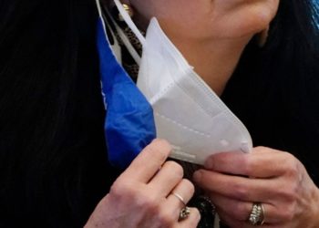 “Dy janë më mirë se një”/ Autoritet shëndetësore amerikane: Vendosni më tepër se një maskë për mbrojtje më të mirë kundër virusit