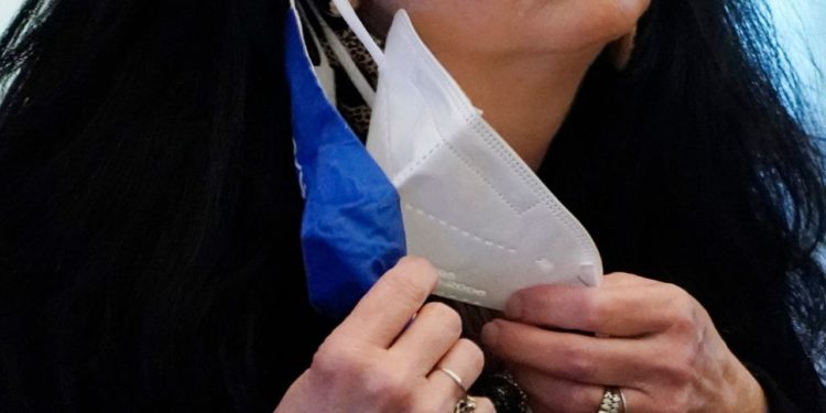 “Dy janë më mirë se një”/ Autoritet shëndetësore amerikane: Vendosni më tepër se një maskë për mbrojtje më të mirë kundër virusit