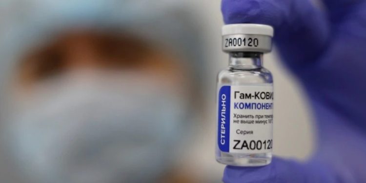 Stafi i BE-së në Moskë lejohet të vaksinohet me vaksinën ruse