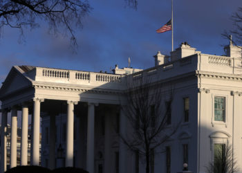 SHBA ul në gjysmështizë flamurin për viktimat e koronavirusit