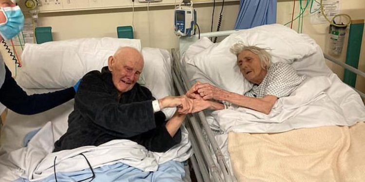 Prekëse/ Të martuar prej 70 vitesh, çifti i moshuar shtrëngojnë duart e njëri-tjetrit pak para se të ndërrojnë jetë nga Covid