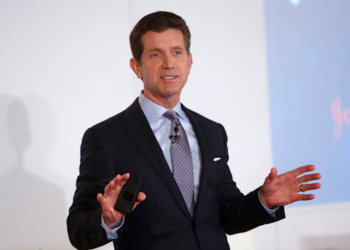 Drejtori i “Johnson & Johnson”: Mund të kemi nevojë të vaksinohemi çdo vit