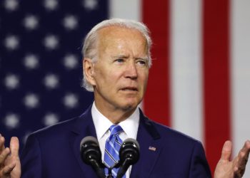 Biden thirrje amerikanëve: Vaksinohuni kur t’iu vijë radha, vaksinat janë të sigurta