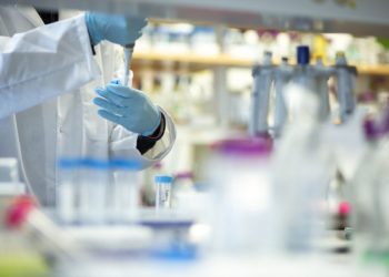 Studimi/ Arsyet pse disa njerër rezultojnë pozitivë edhe pasi kanë bërë vaksinën kundër COVID-19