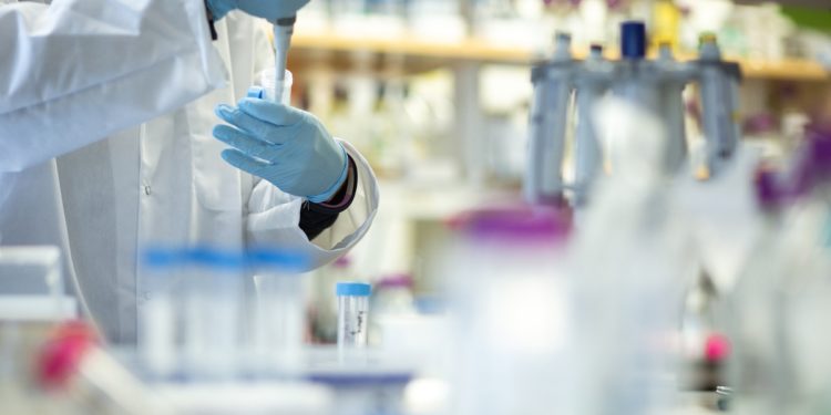 Studimi/ Arsyet pse disa njerër rezultojnë pozitivë edhe pasi kanë bërë vaksinën kundër COVID-19