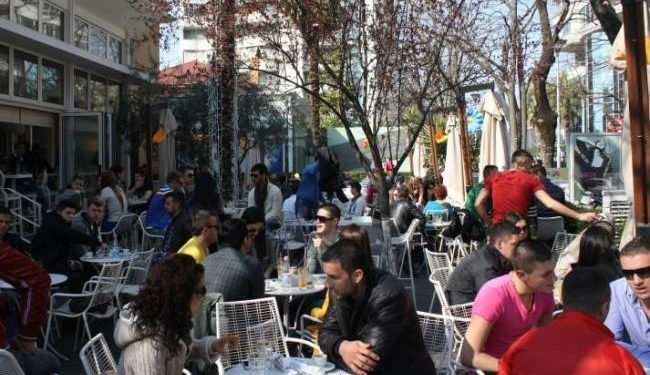 Të rinjtë shqiptarë me shifra alarmante për ‘dembelizëm’, ja cilat janë arsyet