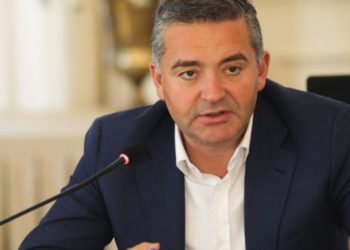 Shkeli masat kundër COVID-19, gjobitet me 5 milionë lekë ministri Blendi Klosi