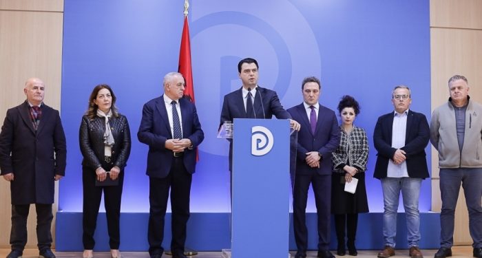 “Bie” komisioni ‘Ruli’, Tritan Shehu shpall veten kandidat në Gjirokastër