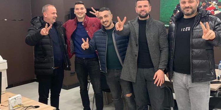 Skandali/ Andi Lila kthen zyrat e Sindikatës në seli të PD-së (Foto)