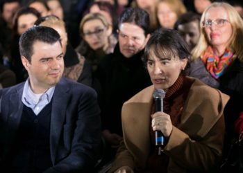 “Je gruaja e atij që s’ka fituar asnjë betejë”, gruaja e Bashës i përgjigjet qytetarit: Ai ka fituar beteja të paimagjinueshme si askush tjetër në PD. Mundi Ben Ahmetajn, a do më?