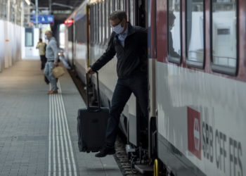 Frika nga variantet e reja/ Italia zgjat kufizimet e udhëtimit