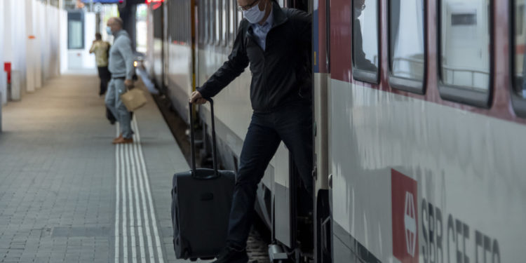 Frika nga variantet e reja/ Italia zgjat kufizimet e udhëtimit