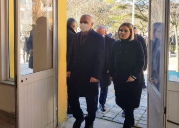 Meta e Kryemadhi përcjellin në banesën e fundit mjekun e njohur të Skraparit, por kryetarja e LSI-së shfaqet pa maskë