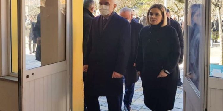 Meta e Kryemadhi përcjellin në banesën e fundit mjekun e njohur të Skraparit, por kryetarja e LSI-së shfaqet pa maskë