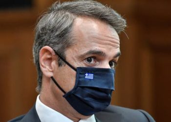 Thyhen rregullat e Covid-19 për të dytën herë, kryeministri grek Mitsotakis sërish në akuza: U filmua në ballkonin e një shtëpie pa maskë