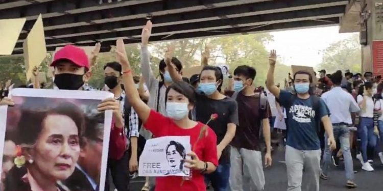 Mijëra vetë në ditën e dytë të protestës kundër grushtit të shtetit në Mjanmar