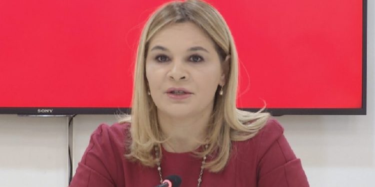 ‘Presidenti del natën pa protokoll’! Kryemadhi i përgjigjet Ramës: Kur s’shqetësohem unë që jam gruaja se ku shkon Meta, ç’i duhet atij