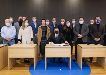 Basha mbledh drejtuesit politikë të qarqeve, ja çfarë do diskutohet