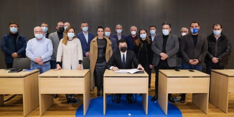 Basha mbledh drejtuesit politikë të qarqeve, ja çfarë do diskutohet