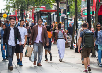 Ekspertët e shëndetësisë japin lajmin: Britania mund t’i rikthehet jetës normale në verën e këtij viti