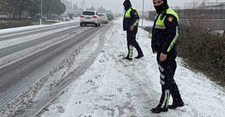 Policia e Shtetit thirrje shoferëve: Shmangni lëvizjet e panevojshme, përdorni zinxhirë!