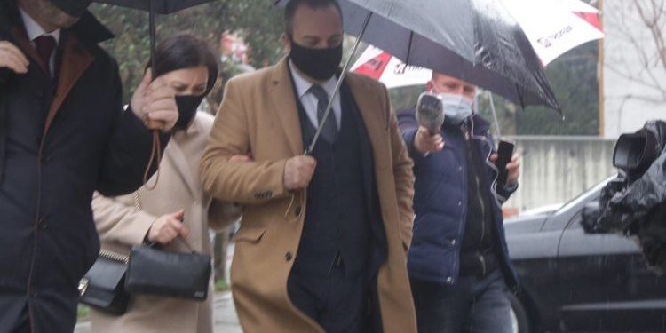 Mjeku ‘bankier’ rrëfehet para gjykatës: S’kam fshehur asgjë, punoj në shtet dhe privat. Kam operuar mijëra shqiptar