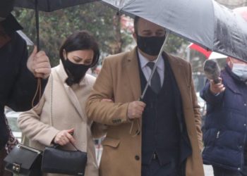 I “kollarisur” dhe pa pranga, shkon në gjykatë mjeku që iu gjetën mbi 500 milionë lekë (FOTO)