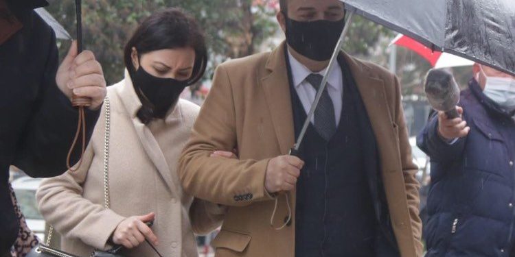 I “kollarisur” dhe pa pranga, shkon në gjykatë mjeku që iu gjetën mbi 500 milionë lekë (FOTO)