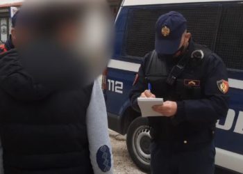 Masat anti-Covid/Policia e Shtetit intensifikon kontrollet në autobuse, gjobiten qindra qytetarë