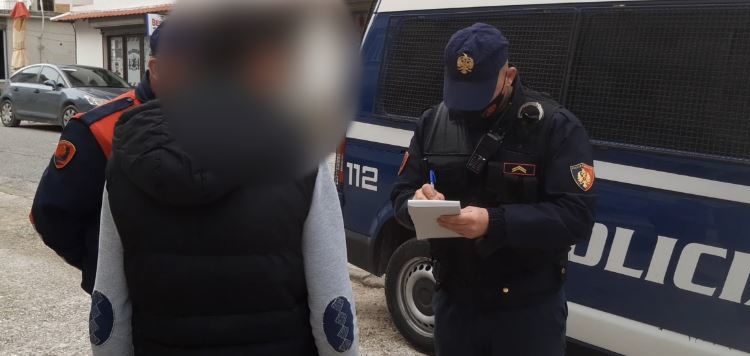 Masat anti-Covid/Policia e Shtetit intensifikon kontrollet në autobuse, gjobiten qindra qytetarë