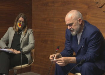 Ironia e Ramës: Këtu ka pasur propozime që të hidhej kripë përpara se të binte bora