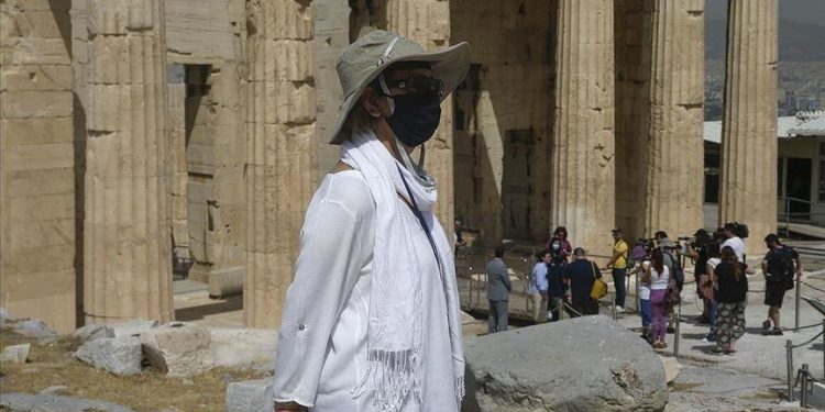 Greqia planifikon hapjen kufijve për turistët britanikë të vaksinuar