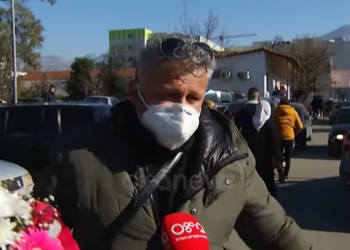 Dje e shtroi në spital me Covid, djali i sjell nënës lule për ditëlindje: Të shohim, Zoti ta bëjë mirë… (VIDEO)