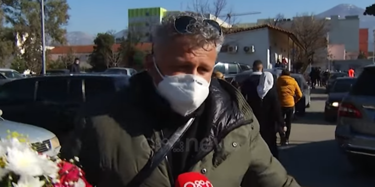 Dje e shtroi në spital me Covid, djali i sjell nënës lule për ditëlindje: Të shohim, Zoti ta bëjë mirë… (VIDEO)