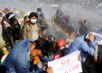 Vijojnë protestat në Mianmar, protestuesit qëllohen nga policia me plumba gome